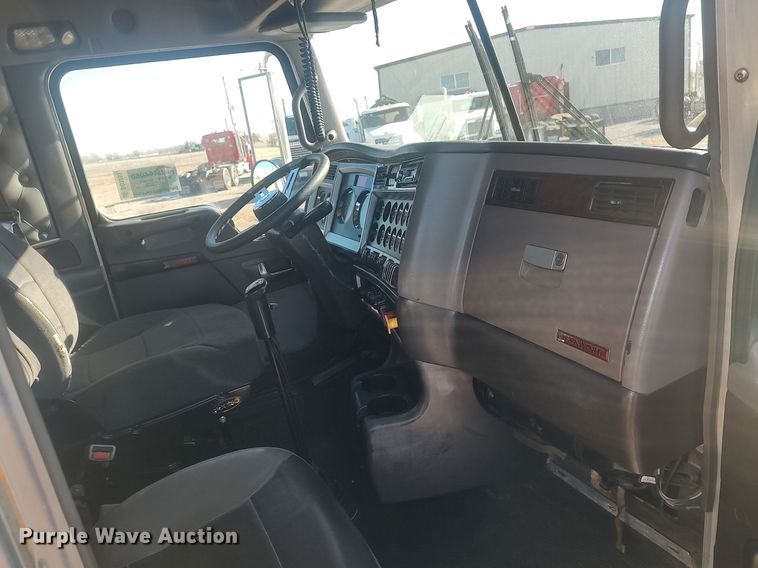 image for item DO3753 2010 Kenworth W900  semi truck