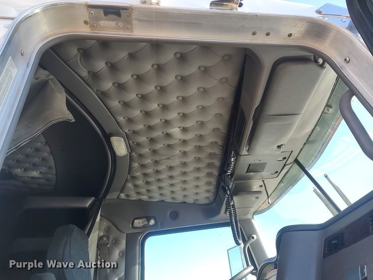 image for item DO3753 2010 Kenworth W900  semi truck