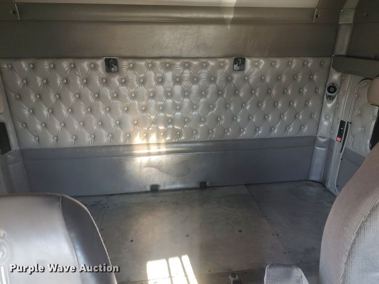 image for item DO3753 2010 Kenworth W900  semi truck