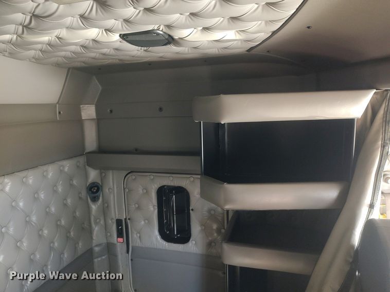 image for item DO3753 2010 Kenworth W900  semi truck