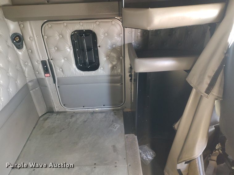 image for item DO3753 2010 Kenworth W900  semi truck