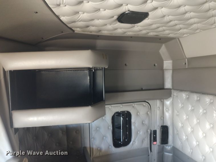 image for item DO3753 2010 Kenworth W900  semi truck