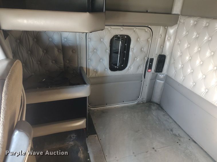 image for item DO3753 2010 Kenworth W900  semi truck