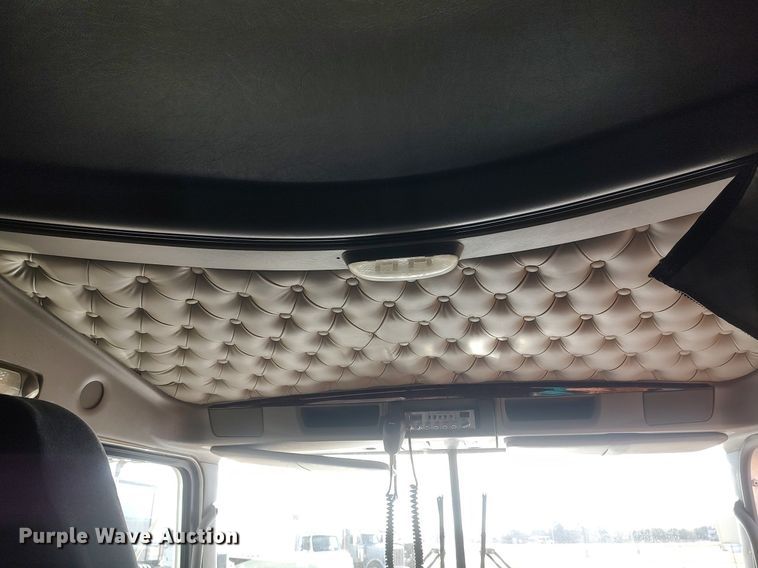 image for item DO3753 2010 Kenworth W900  semi truck