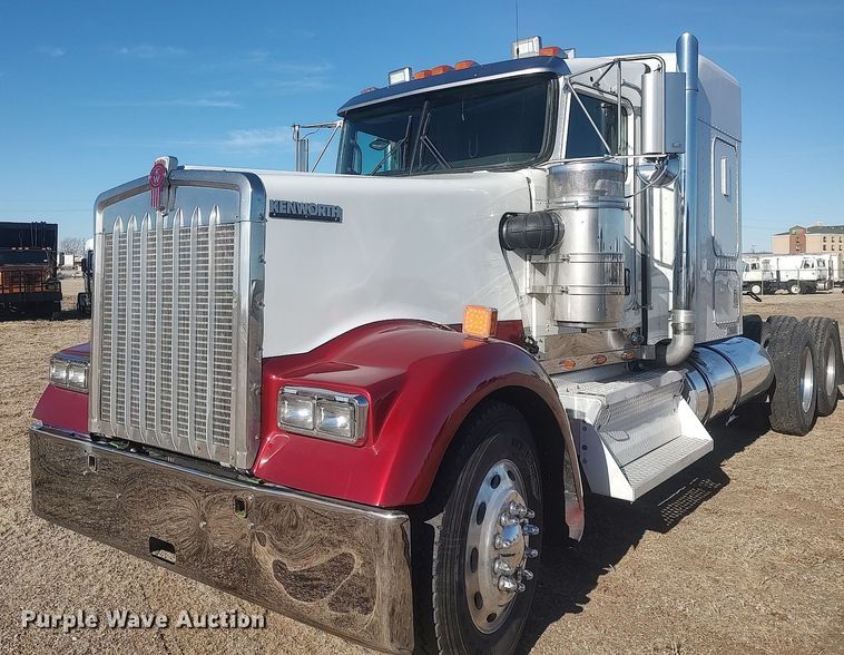 image for item DO3753 2010 Kenworth W900  semi truck