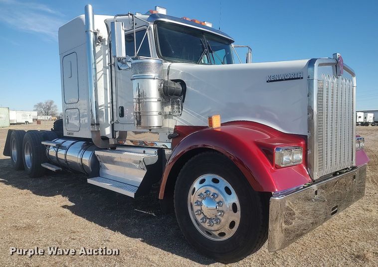 image for item DO3753 2010 Kenworth W900  semi truck