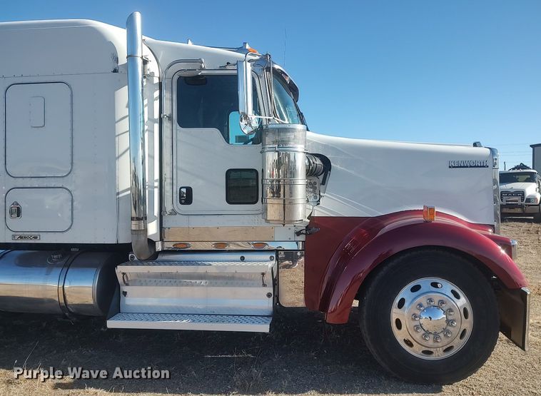 image for item DO3753 2010 Kenworth W900  semi truck