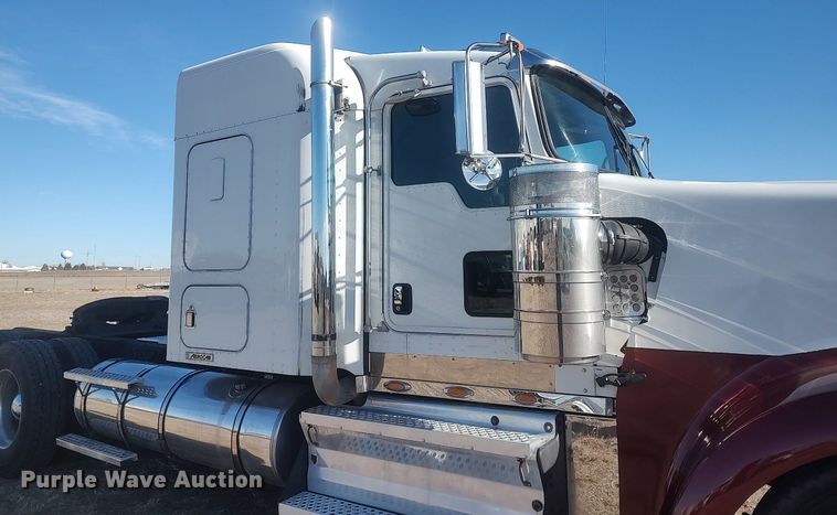 image for item DO3753 2010 Kenworth W900  semi truck