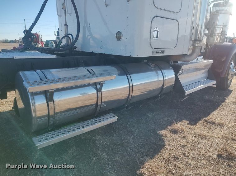 image for item DO3753 2010 Kenworth W900  semi truck