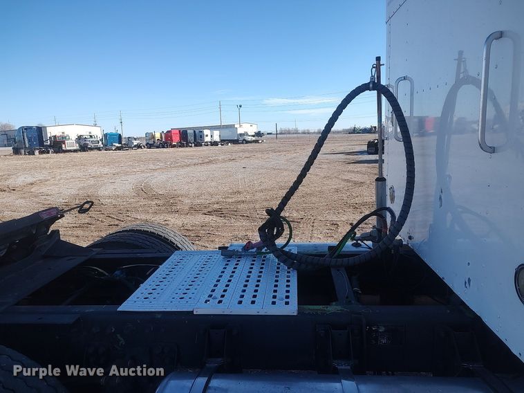 image for item DO3753 2010 Kenworth W900  semi truck