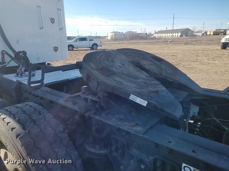 image for item DO3753 2010 Kenworth W900  semi truck