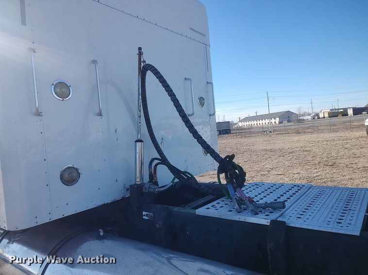 image for item DO3753 2010 Kenworth W900  semi truck