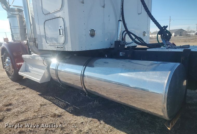 image for item DO3753 2010 Kenworth W900  semi truck