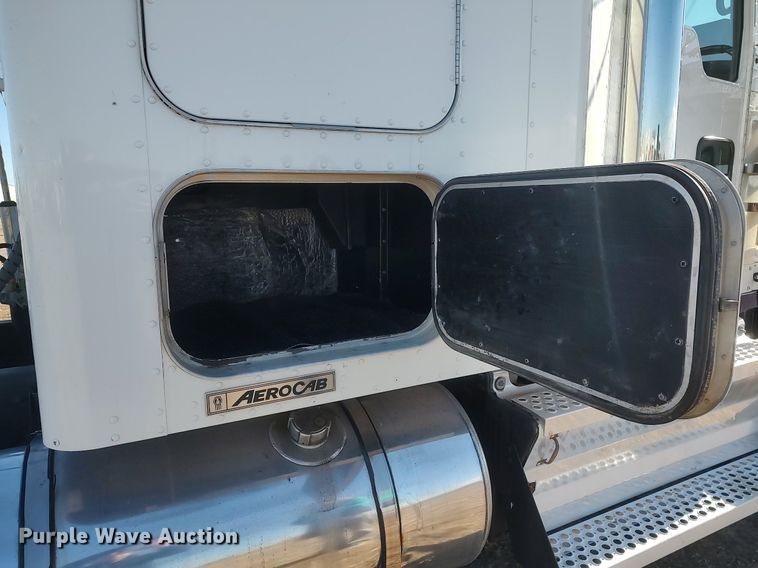 image for item DO3753 2010 Kenworth W900  semi truck