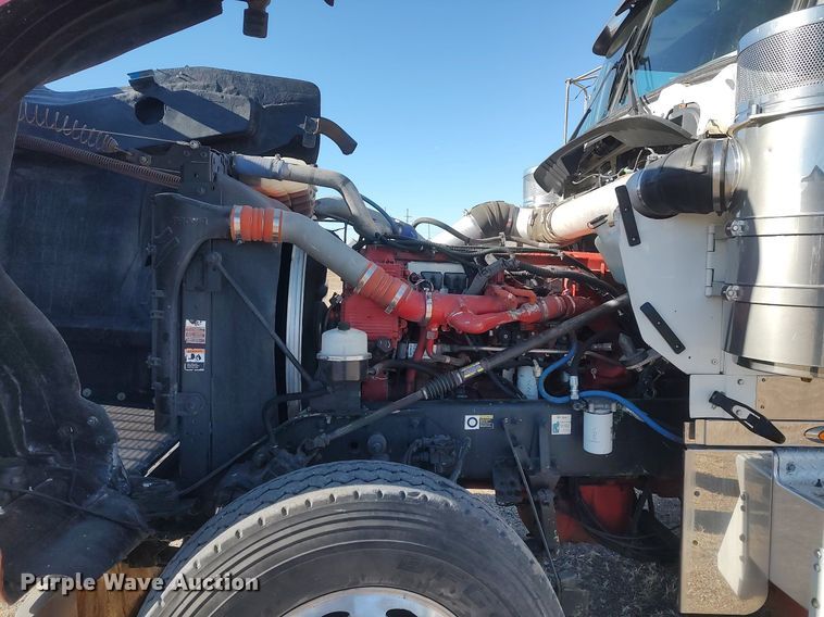 image for item DO3753 2010 Kenworth W900  semi truck