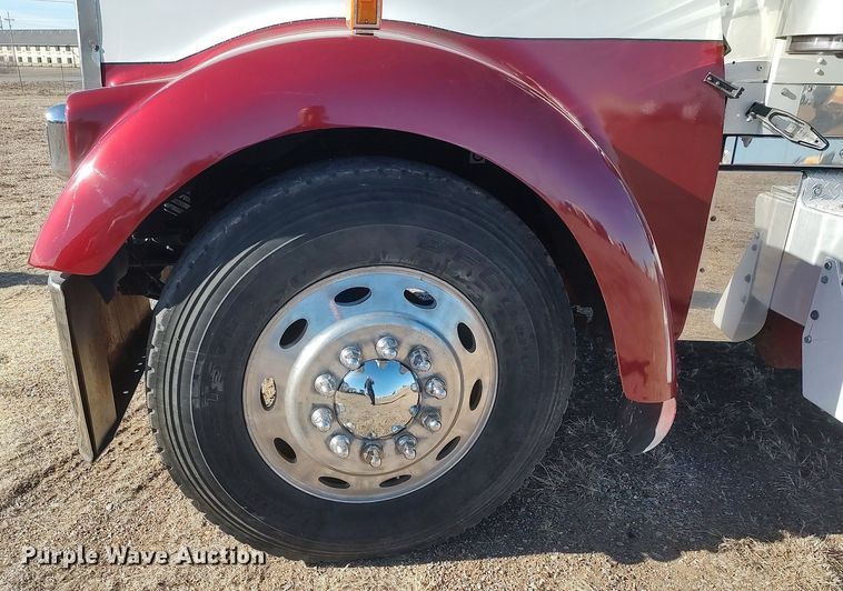 image for item DO3753 2010 Kenworth W900  semi truck