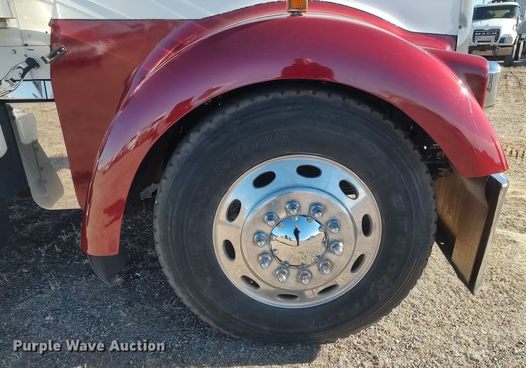 image for item DO3753 2010 Kenworth W900  semi truck