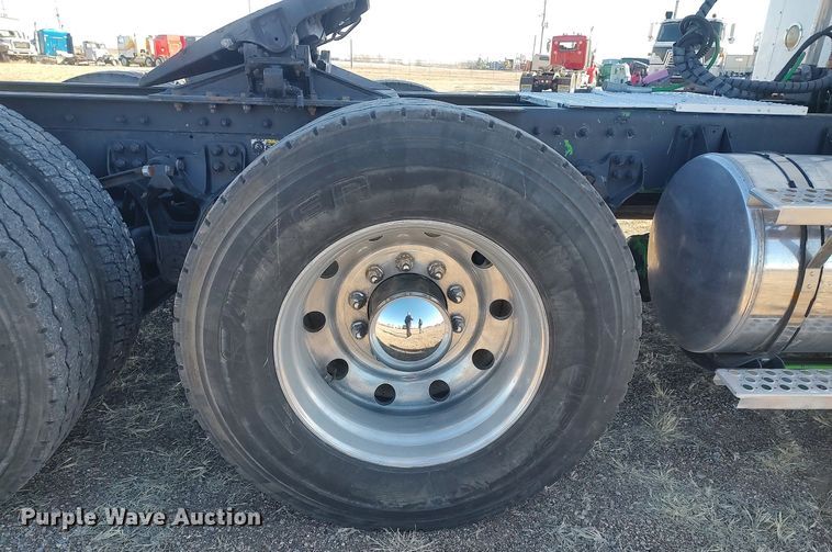 image for item DO3753 2010 Kenworth W900  semi truck