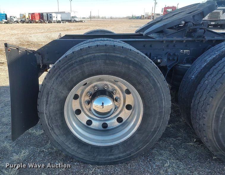 image for item DO3753 2010 Kenworth W900  semi truck