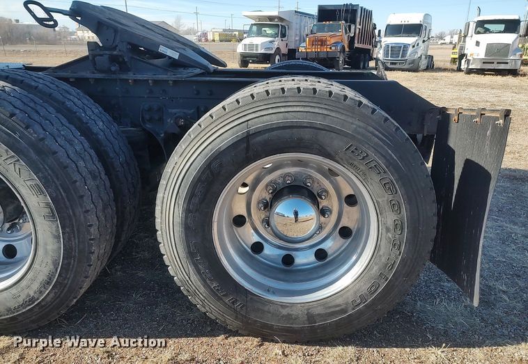 image for item DO3753 2010 Kenworth W900  semi truck