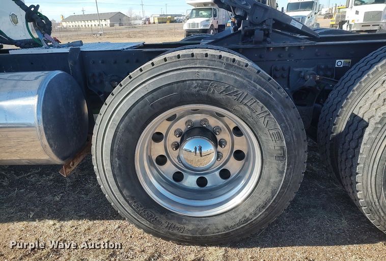 image for item DO3753 2010 Kenworth W900  semi truck