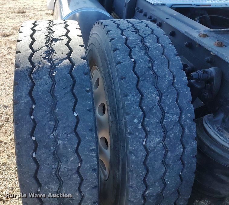 image for item DO3753 2010 Kenworth W900  semi truck