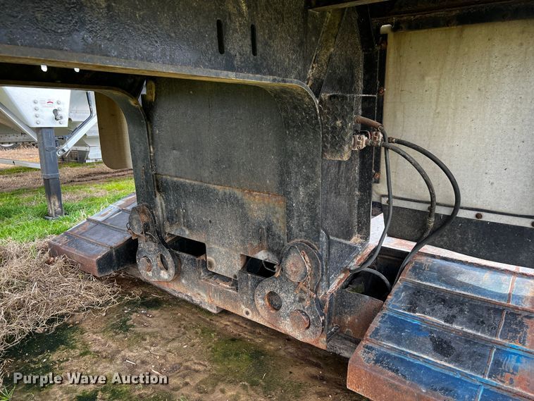 image for item DQ1972 2007 XL Specialized Trailers  lowboy equipment trailer