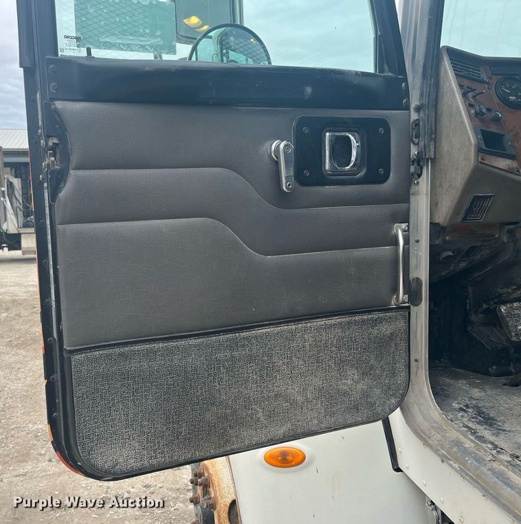 image for item DQ4092 2009 Peterbilt 335  dump flatbed truck