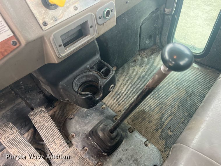 image for item DQ4092 2009 Peterbilt 335  dump flatbed truck