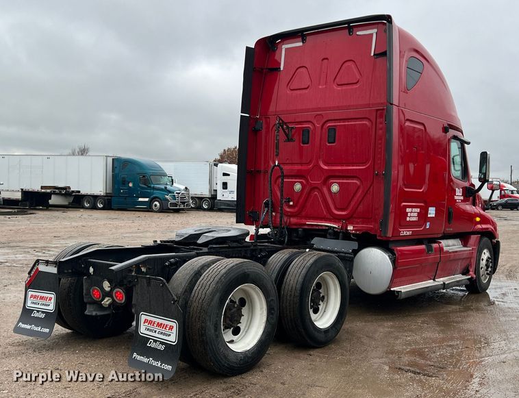 image for item DS2740 2012 Freightliner Cascadia  semi truck