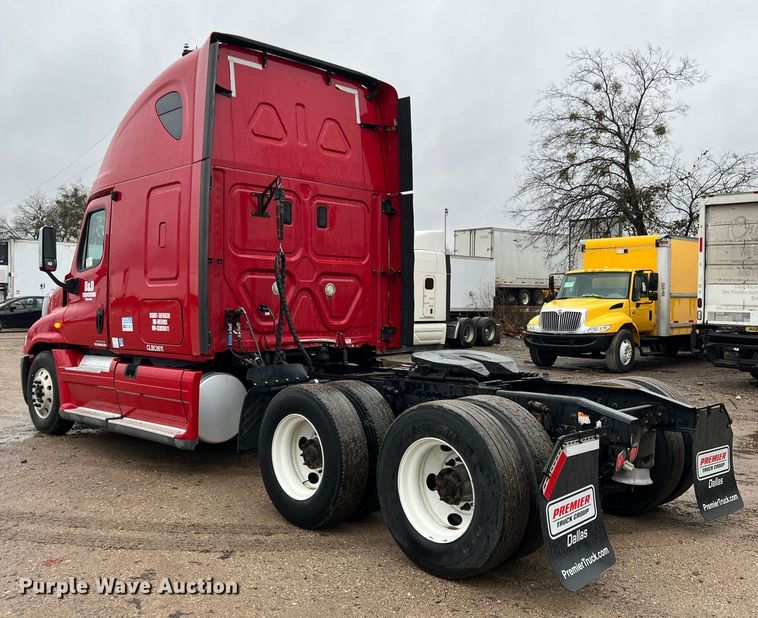 image for item DS2740 2012 Freightliner Cascadia  semi truck