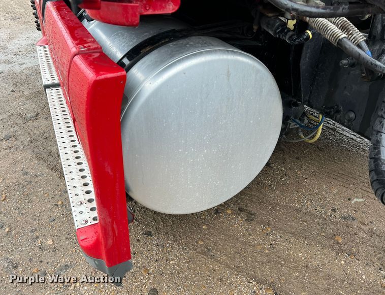 image for item DS2740 2012 Freightliner Cascadia  semi truck