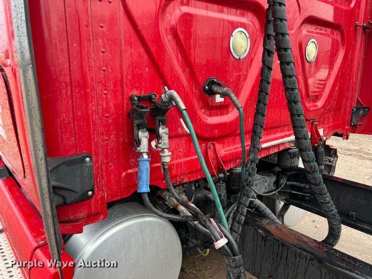 image for item DS2740 2012 Freightliner Cascadia  semi truck