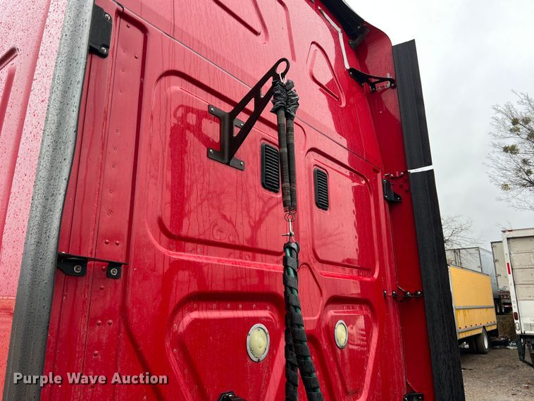 image for item DS2740 2012 Freightliner Cascadia  semi truck