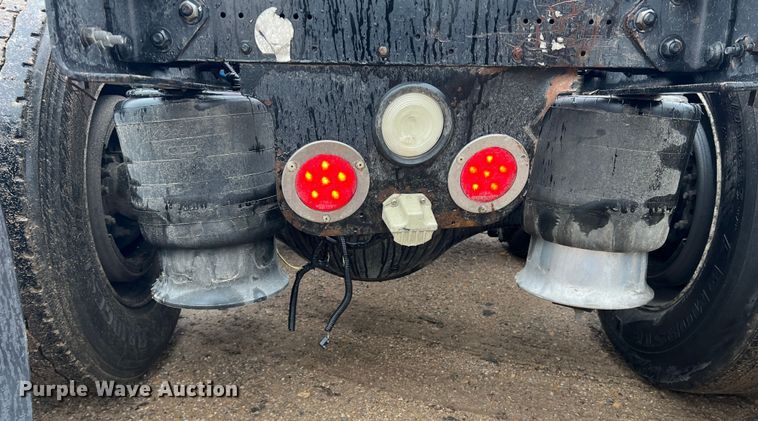 image for item DS2740 2012 Freightliner Cascadia  semi truck