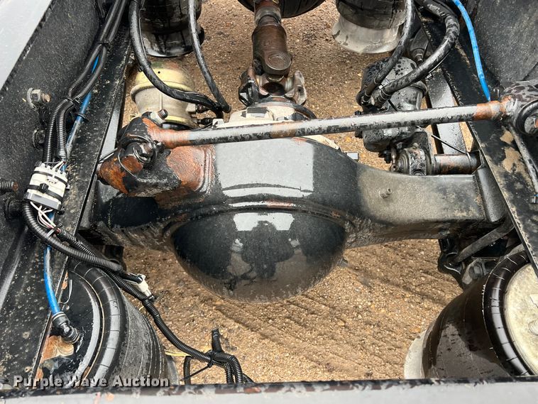 image for item DS2740 2012 Freightliner Cascadia  semi truck