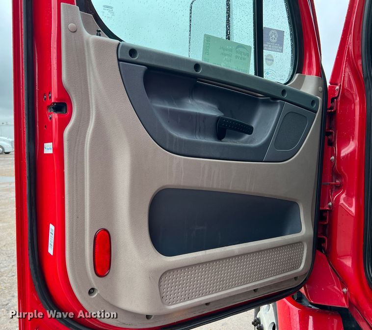 image for item DS2740 2012 Freightliner Cascadia  semi truck