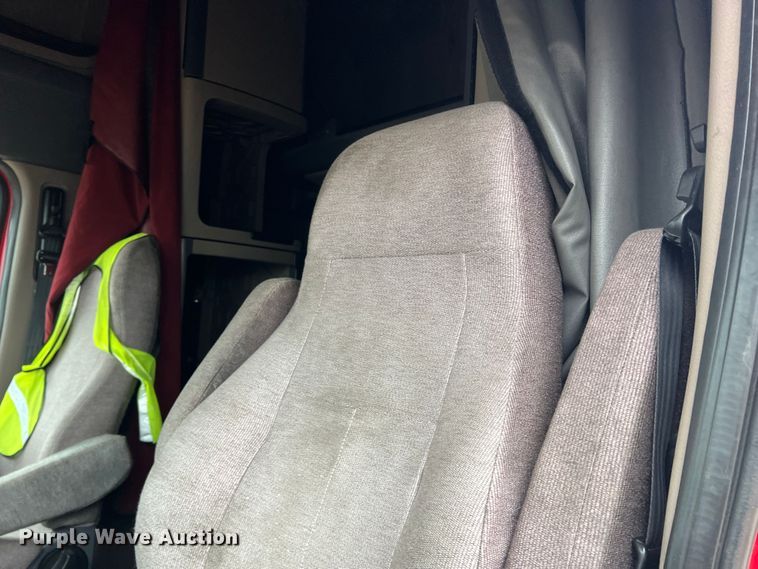 image for item DS2740 2012 Freightliner Cascadia  semi truck