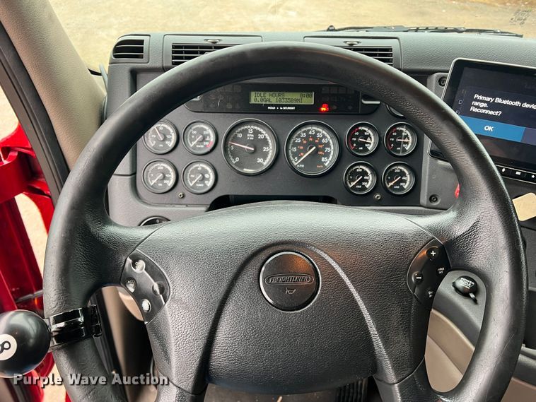 image for item DS2740 2012 Freightliner Cascadia  semi truck