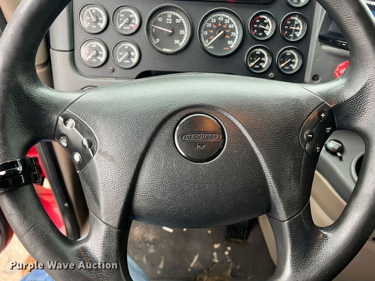 image for item DS2740 2012 Freightliner Cascadia  semi truck