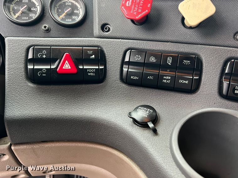 image for item DS2740 2012 Freightliner Cascadia  semi truck