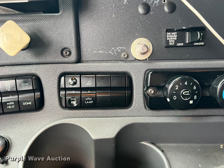 image for item DS2740 2012 Freightliner Cascadia  semi truck