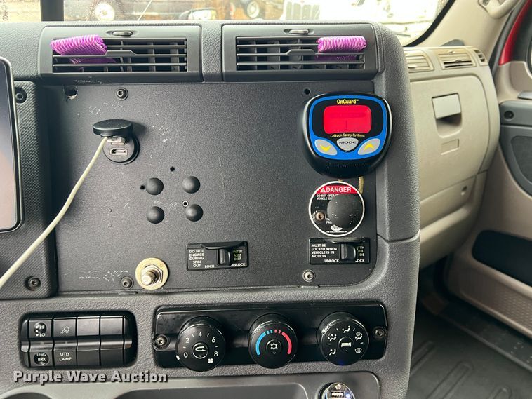 image for item DS2740 2012 Freightliner Cascadia  semi truck