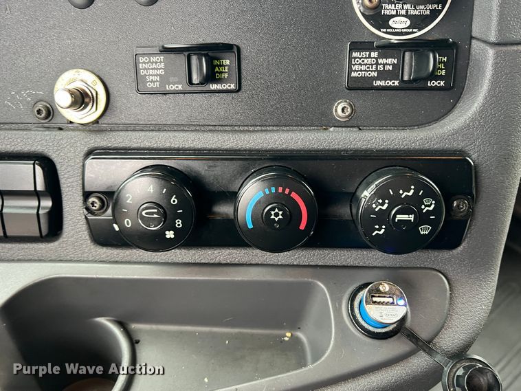 image for item DS2740 2012 Freightliner Cascadia  semi truck