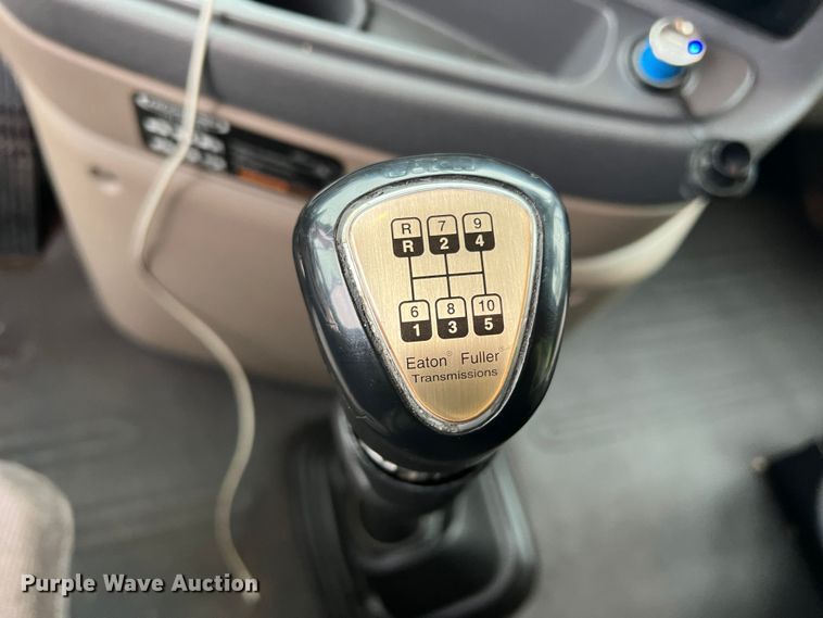 image for item DS2740 2012 Freightliner Cascadia  semi truck