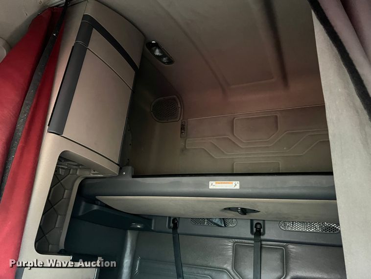 image for item DS2740 2012 Freightliner Cascadia  semi truck