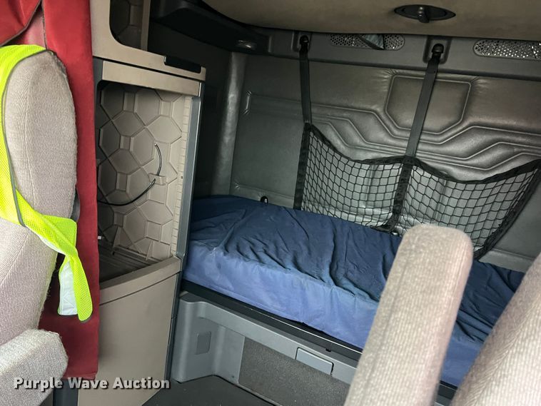 image for item DS2740 2012 Freightliner Cascadia  semi truck