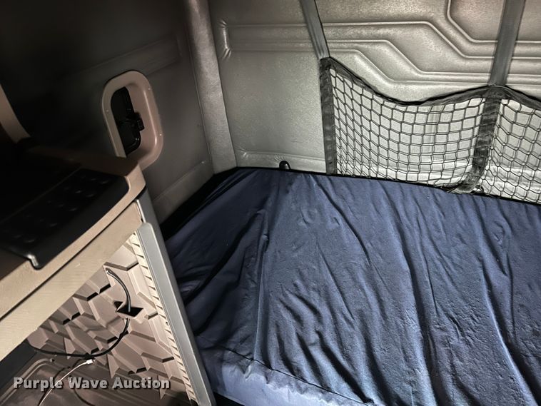 image for item DS2740 2012 Freightliner Cascadia  semi truck