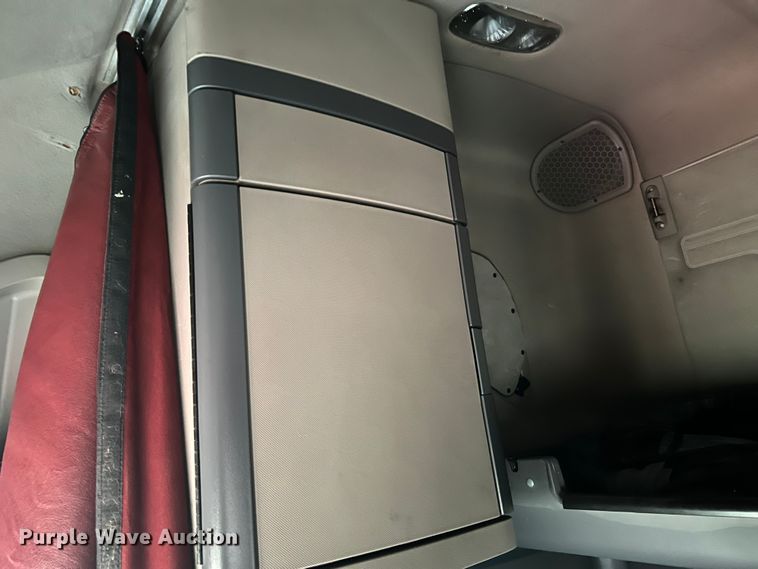 image for item DS2740 2012 Freightliner Cascadia  semi truck