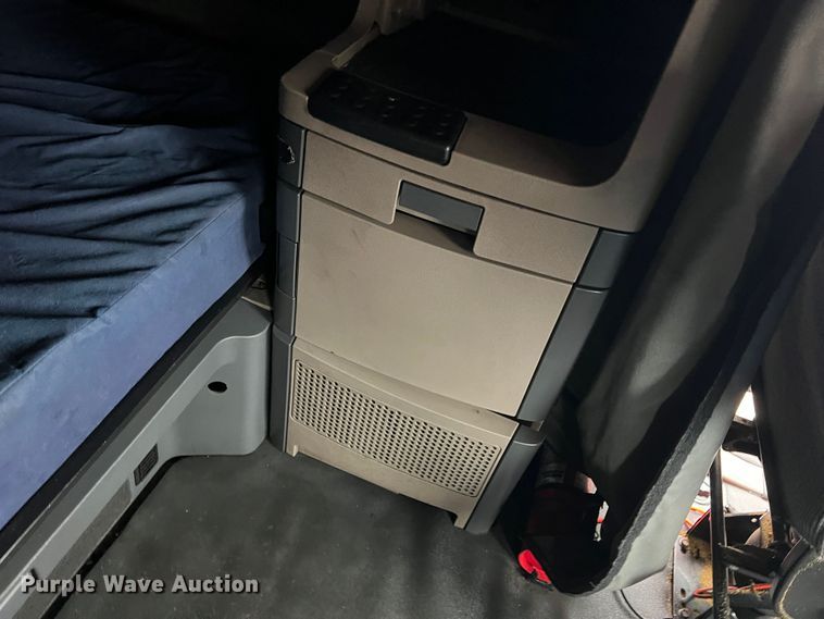 image for item DS2740 2012 Freightliner Cascadia  semi truck